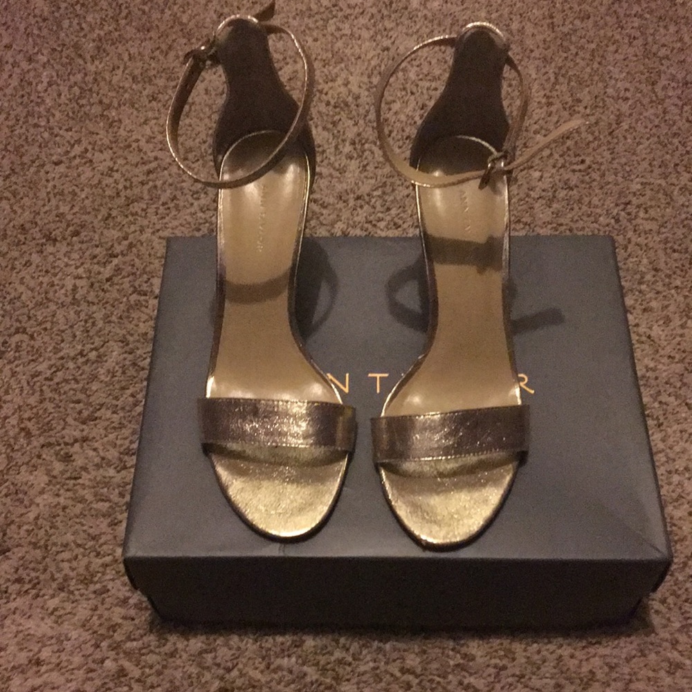 Excellent  Ann Taylor Gold/Silver Sandal 7